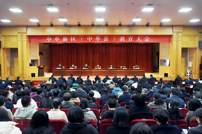 我们校长石品应邀出席中牟新区（中牟县）  教育大会并作主旨发言