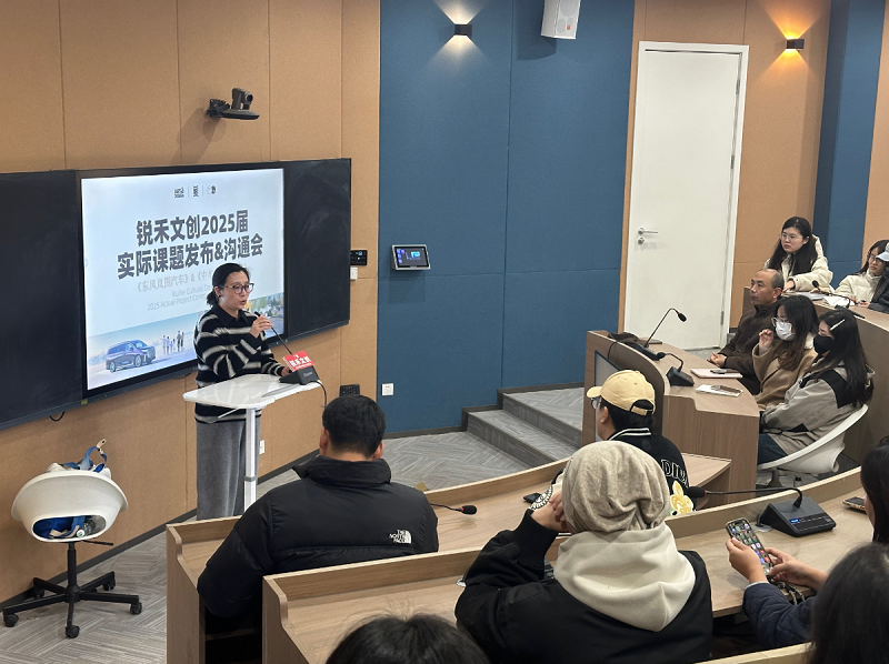 我们校长石品应邀出席中牟新区（中牟县）  教育大会并作主旨发言