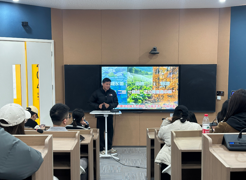 我们校长石品应邀出席中牟新区（中牟县）  教育大会并作主旨发言