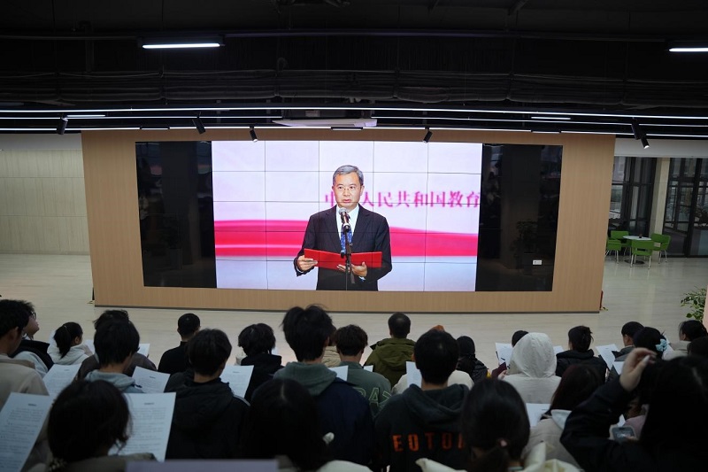 弘扬宪法精神  维护宪法权威 -- 我们开展宪法宣传周之“宪法晨读”活动