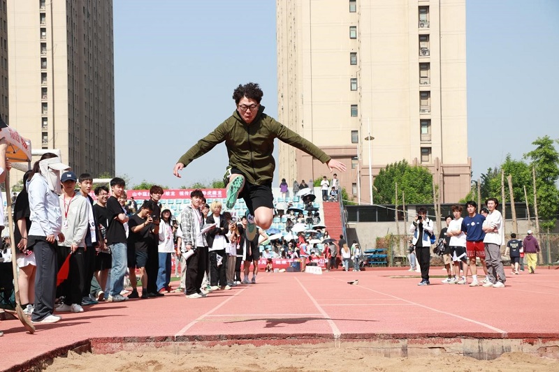 我们成功举办第十三届田径运动会