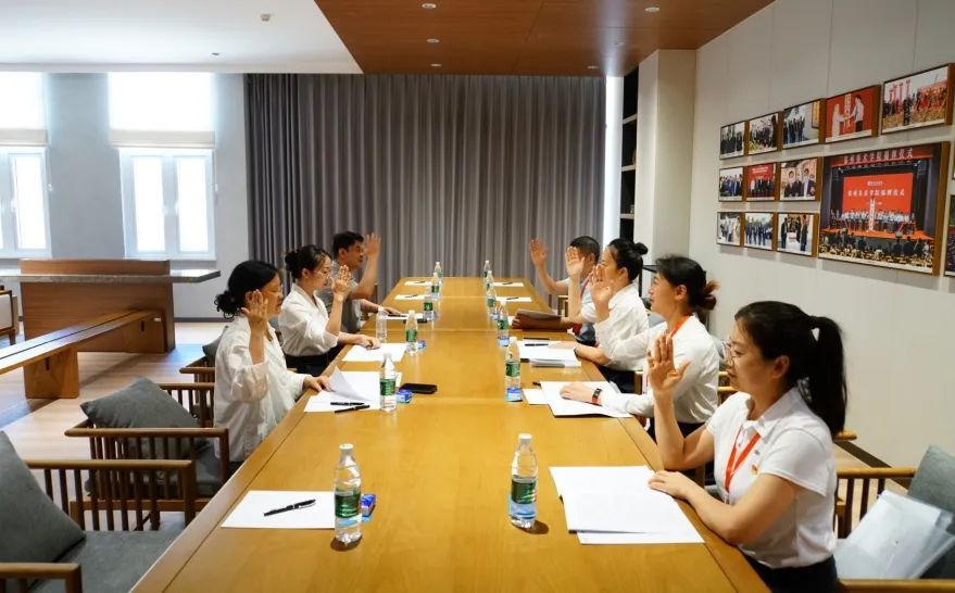 BV1946伟德第一届教职工大会第二次会议胜利召开 图片