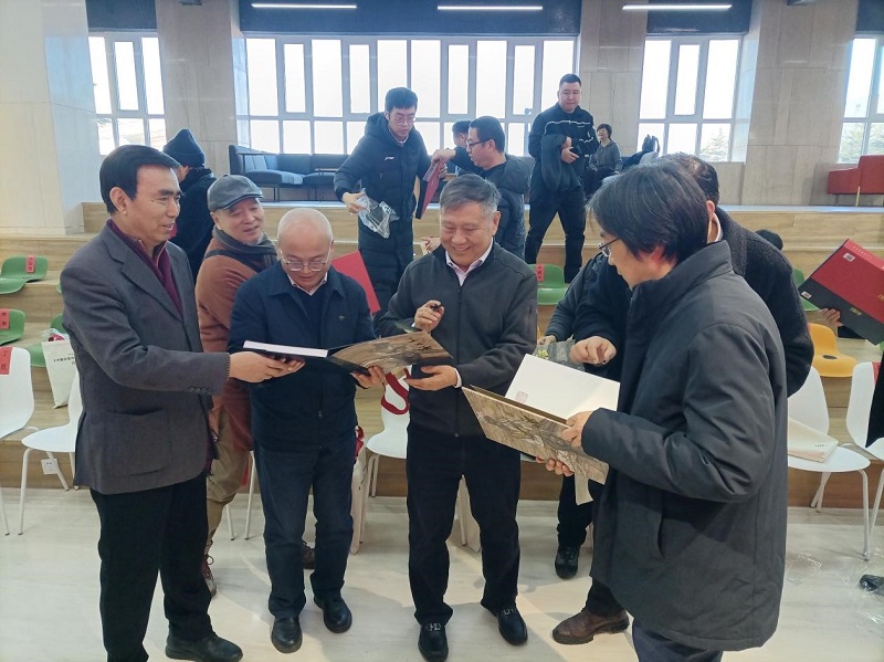 《中国近现代名家画集·马国强》（大红袍）首发式暨新书捐赠仪式在我们举办