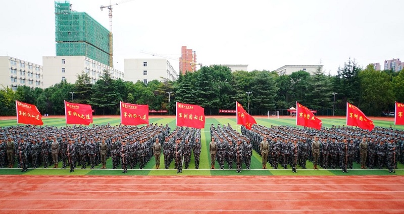 以迷彩绘青春 以担当赴征程  BV1946伟德2025级新生军训动员大会隆重举行