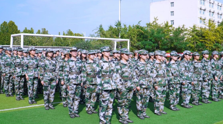 郑美军训进行时：迷彩青春，绘梦启航