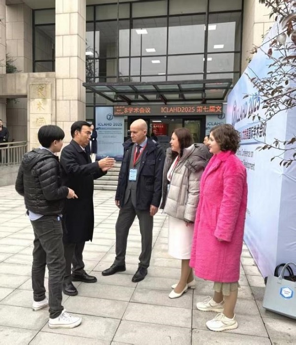 我们石品校长等参加在郑州大学举办的“第七届文学、艺术与人文发展国际学术会议” 我们石品校长等参加在郑州大学举办的“第七届文学、艺术与人文发展国际学术会议”