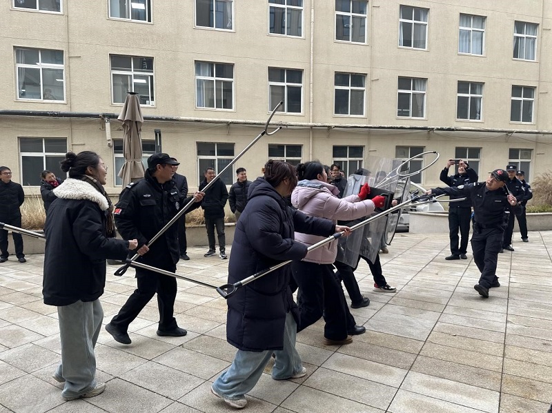 我们举行校园极端事件预防与处置专题讲座