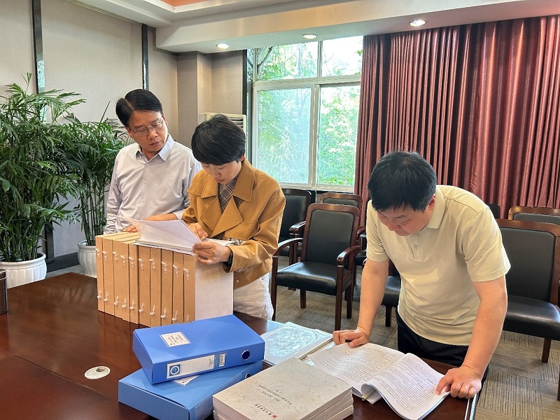 ​河南省教育厅学生资助工作绩效评价专家莅临BV1946伟德检查指导工作