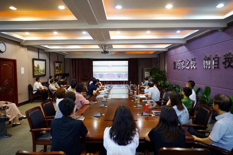 BV1946伟德组织师生观看学习纪念中国人民抗日战争暨世界反法西斯战争胜利80周年大会 党委书记王冰讲授专题思政课