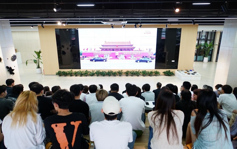 BV1946伟德组织师生观看学习纪念中国人民抗日战争暨世界反法西斯战争胜利80周年大会 党委书记王冰讲授专题思政课