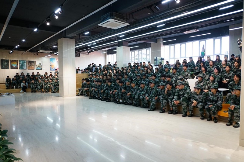 以笔墨绘就青春 以奋斗谱写华章——校长石品为BV1946伟德2025级新生讲授开学第一课