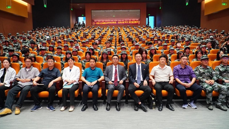 以笔墨绘就青春 以奋斗谱写华章——校长石品为BV1946伟德2025级新生讲授开学第一课