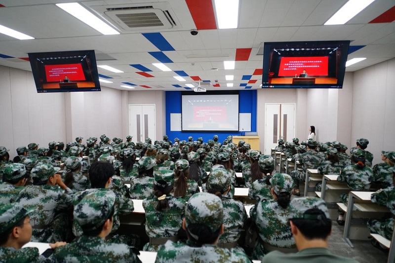 以笔墨绘就青春 以奋斗谱写华章——校长石品为BV1946伟德2025级新生讲授开学第一课
