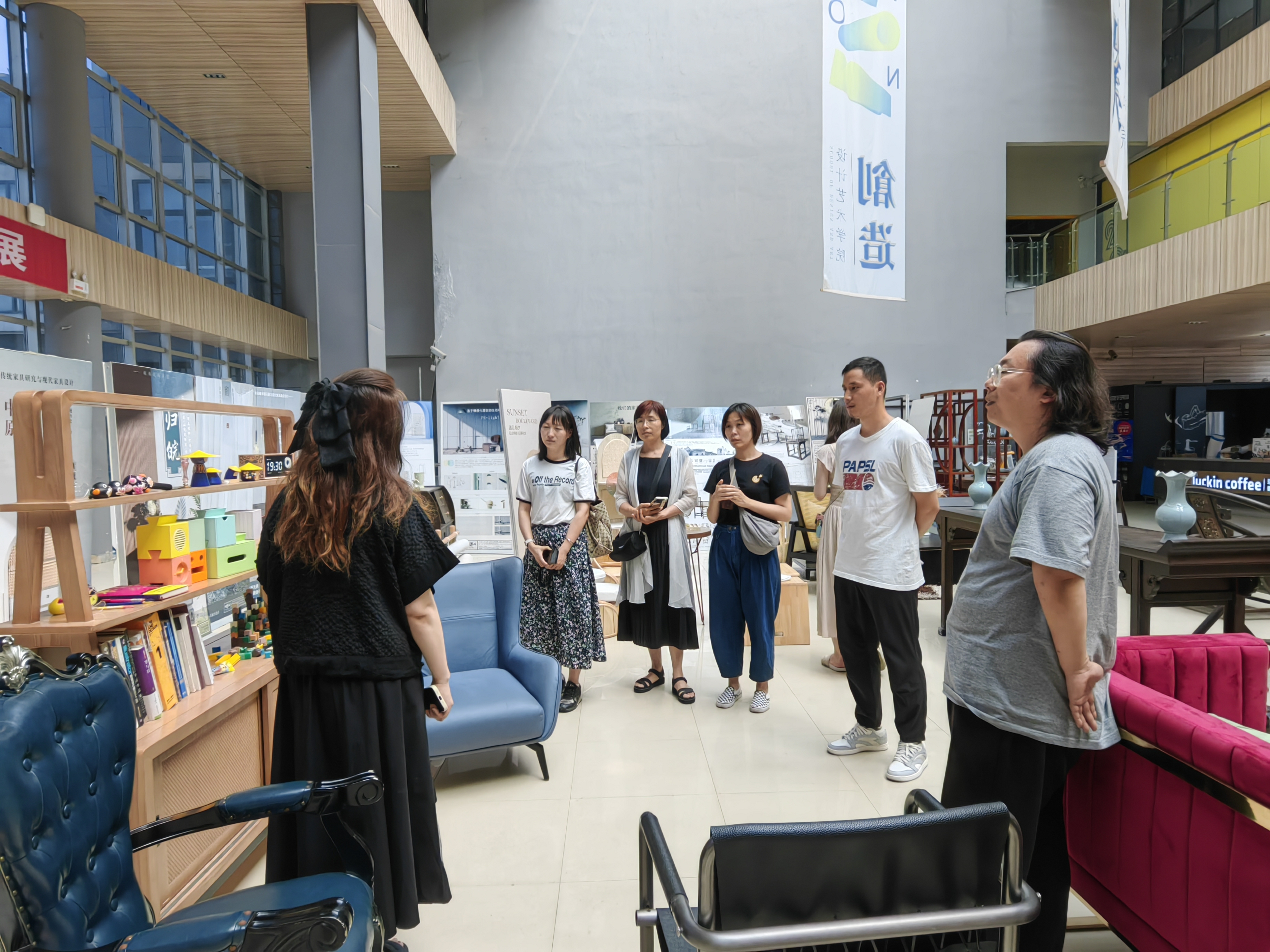 产品设计系参观河南工业大学艺术学院家居设计成果