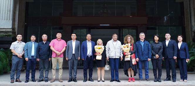 我们举行俄罗斯国立工艺美术大学国际交流合作签约暨客座教授聘任仪式