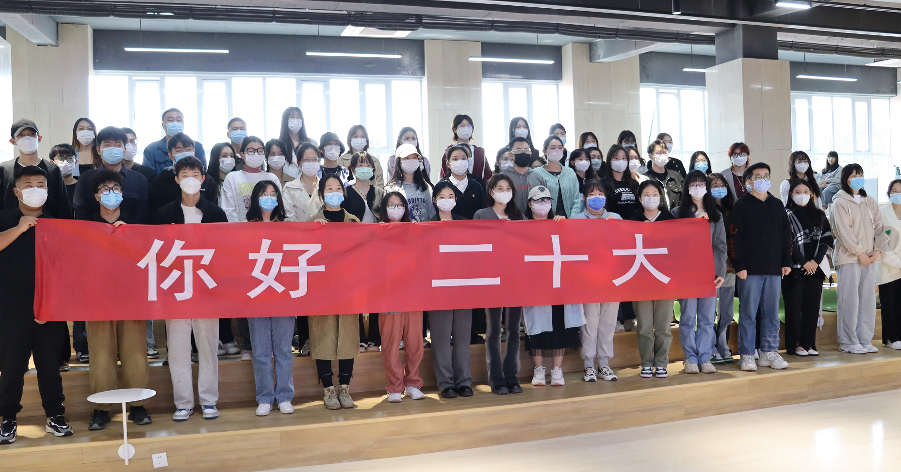 我们师生收看学习热议党的二十大报告精神