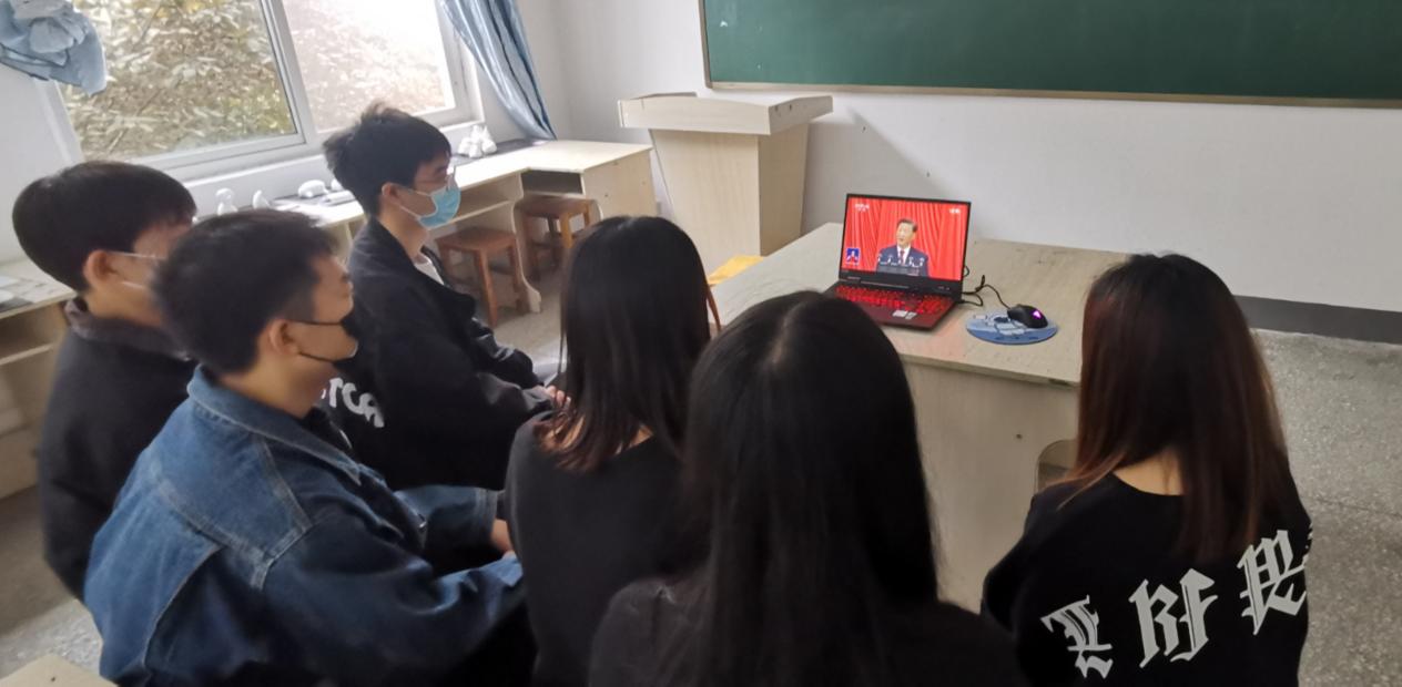 聚焦二十大 一起学报告——学生党支部掀起学习贯彻党的二十大精神高潮