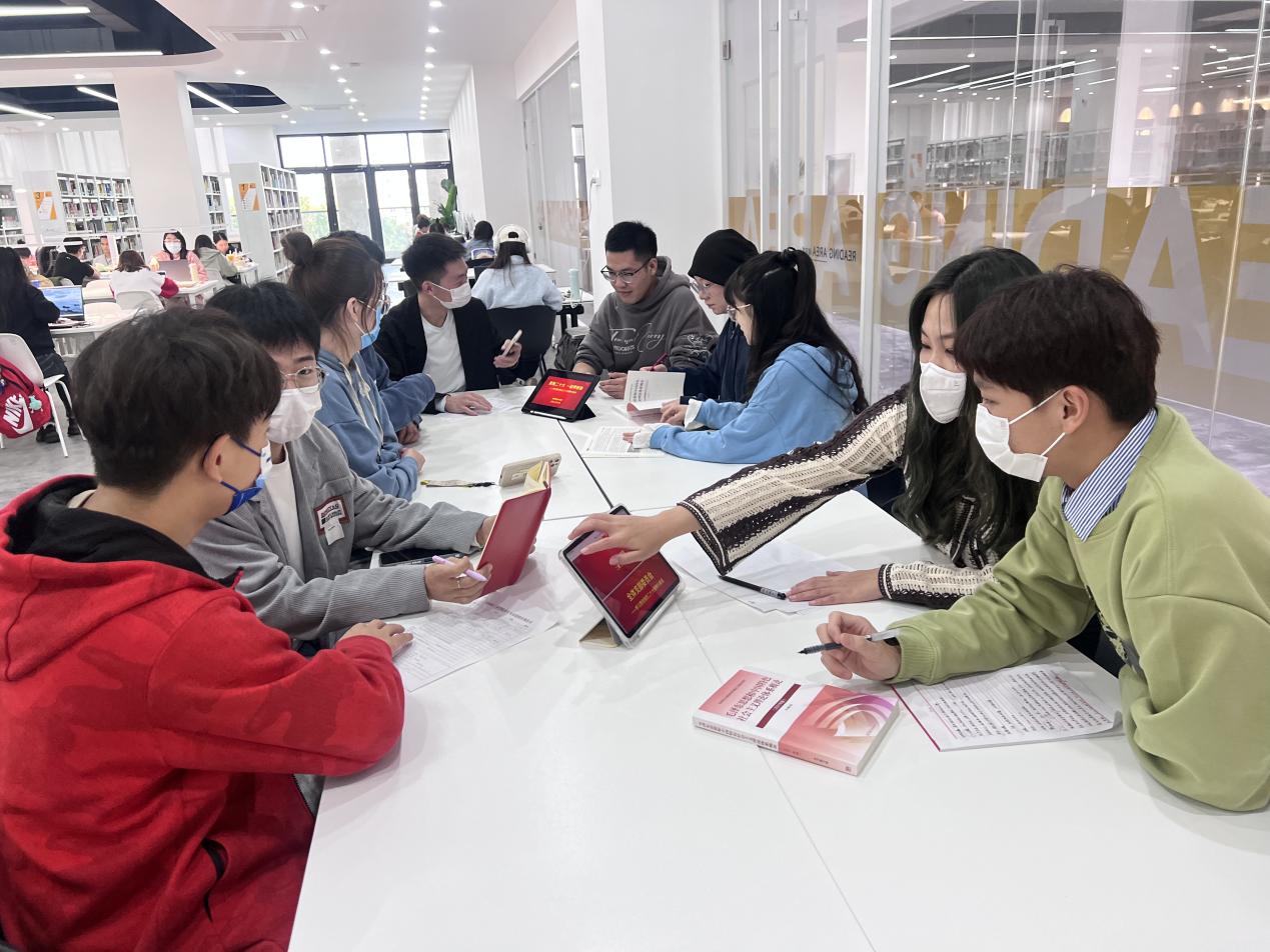 聚焦二十大 一起学报告——学生党支部掀起学习贯彻党的二十大精神高潮