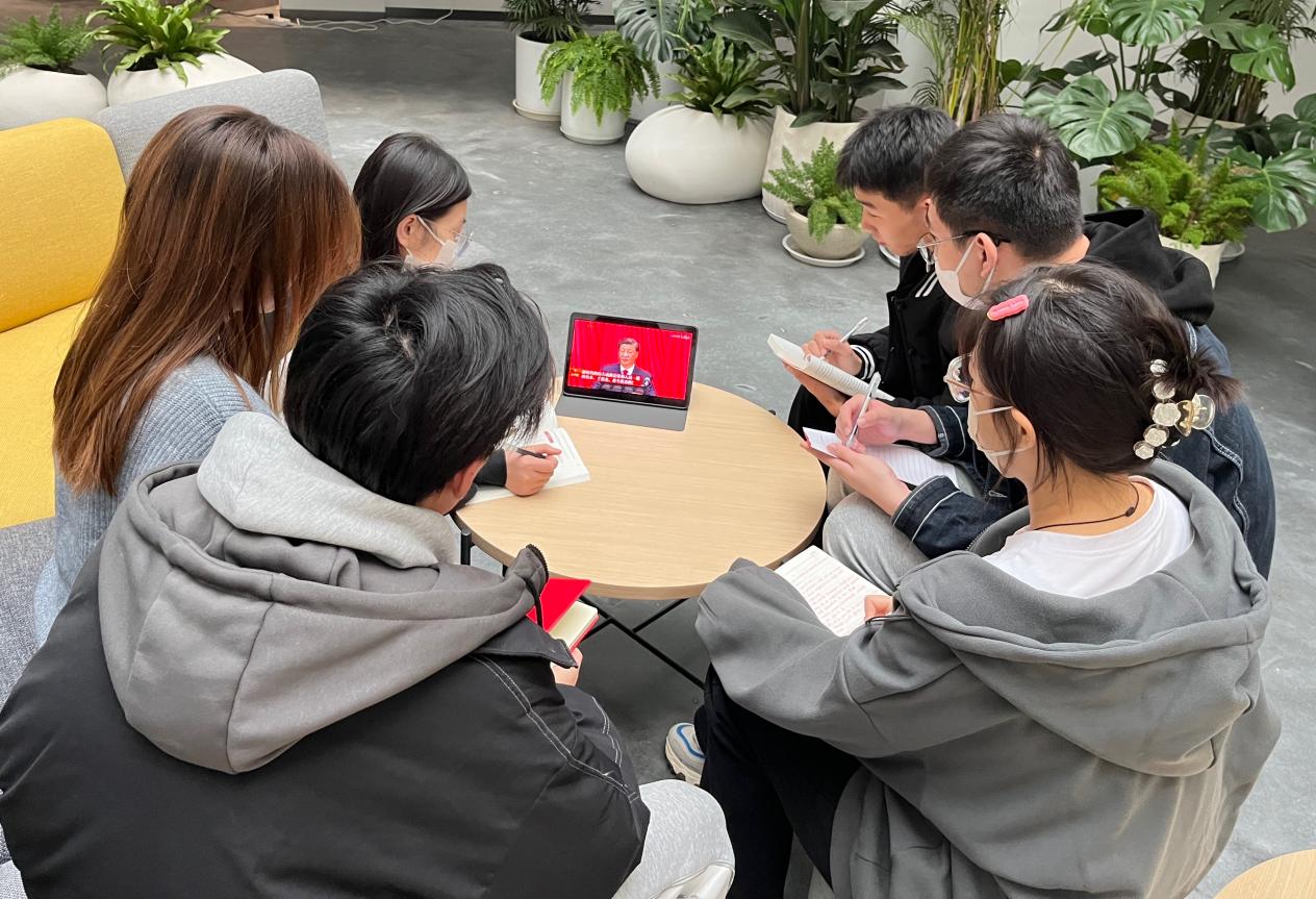 聚焦二十大 一起学报告——学生党支部掀起学习贯彻党的二十大精神高潮