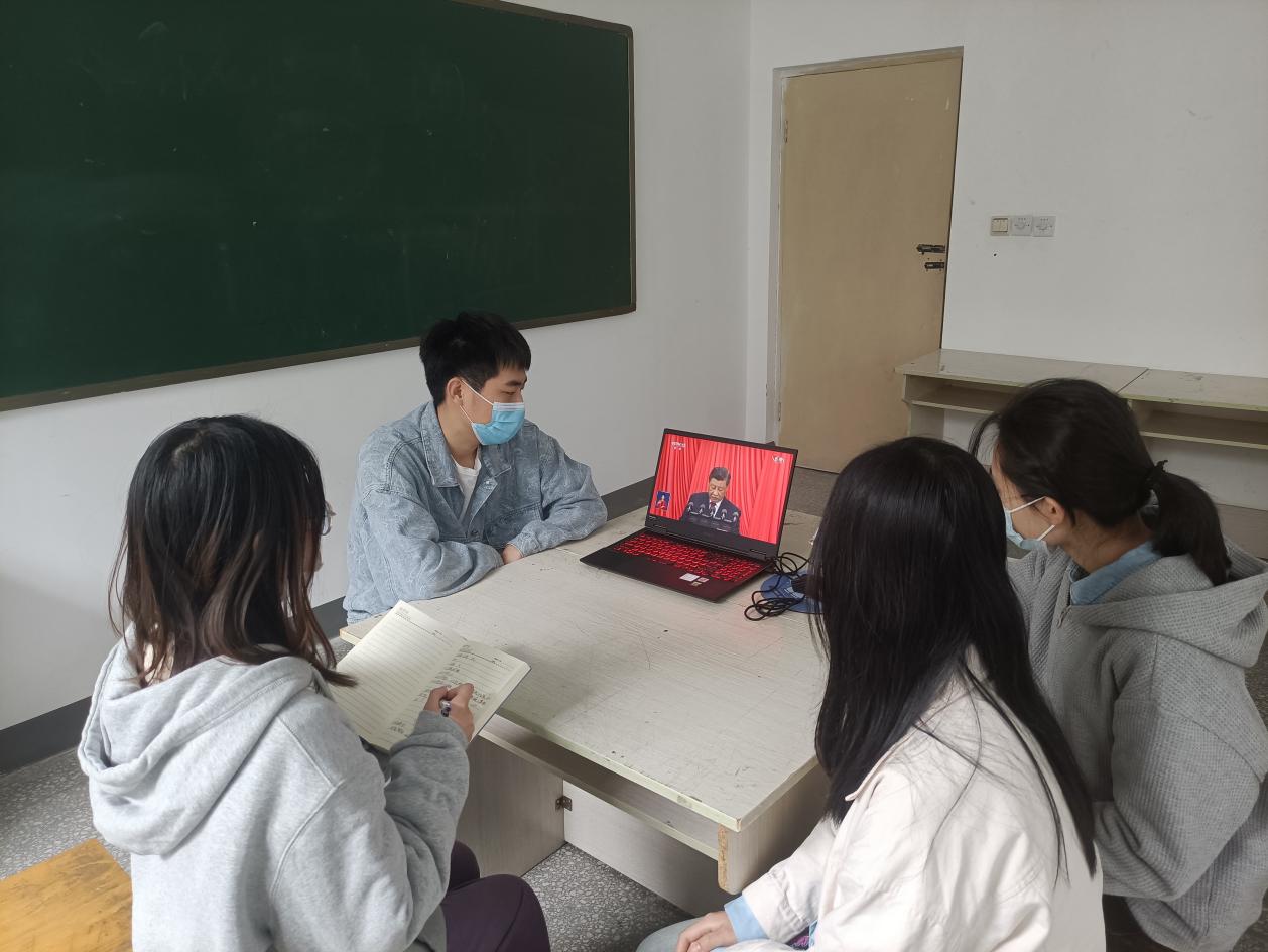 聚焦二十大 一起学报告——学生党支部掀起学习贯彻党的二十大精神高潮