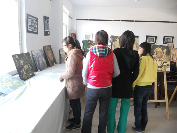 我们成功举办壁画、漆画、版画学生作品展 我们成功举办壁画、漆画、版画学生作品展