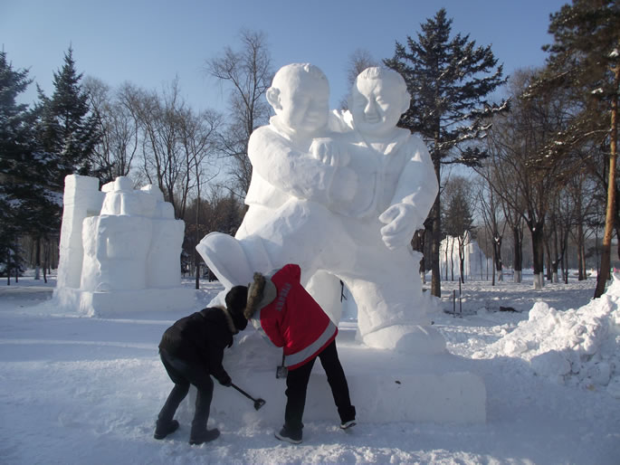 我们学生参加第十七届全国雪雕比赛载誉归来 我们学生参加第十七届全国雪雕比赛载誉归来