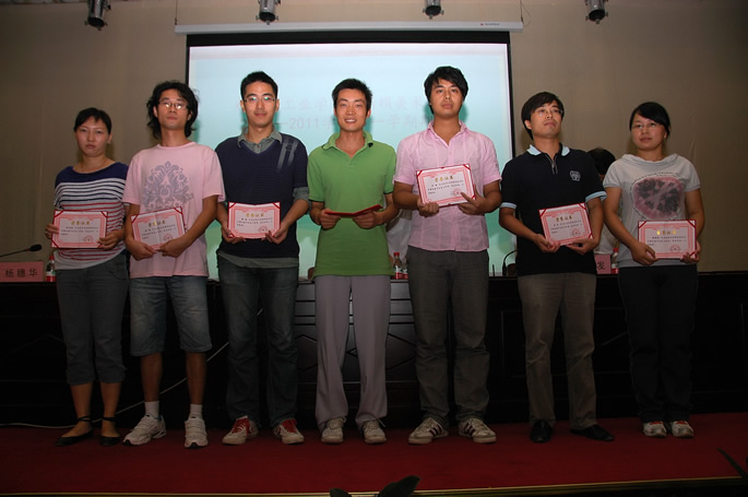 我们举行2010—2011学年第一学期全体教职工大会
