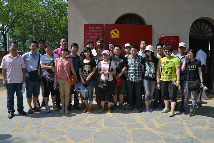 暑假期间学院组织教师党员到西柏坡等三地参观学习