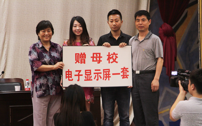 我们隆重举行2013届毕业生毕业典礼