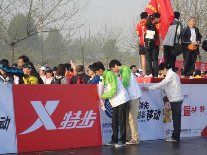服务无声 精彩无限——我们志愿者参加第六届郑开马拉松大赛服务工作 服务无声 精彩无限——我们志愿者参加第六届郑开马拉松大赛服务工作