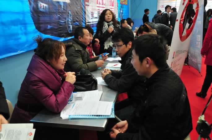 我们毕业生参加郑州轻工业学院2011届毕业生供需见面会 我们毕业生参加郑州轻工业学院2011届毕业生供需见面会