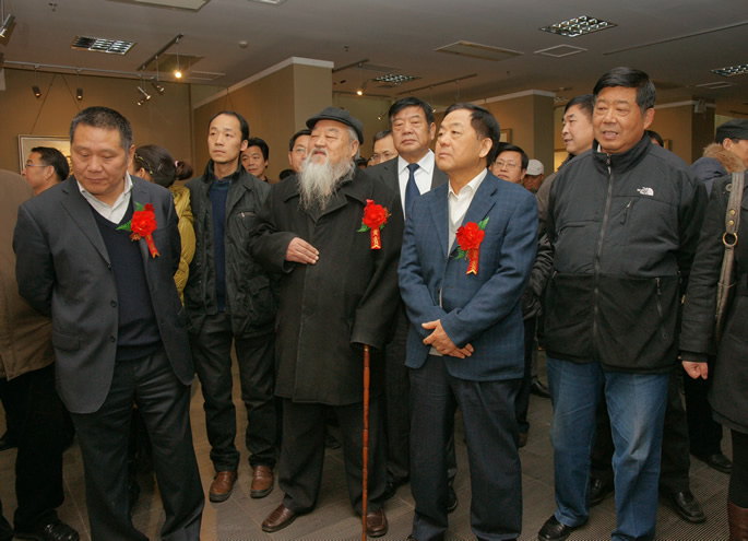 我们名誉院长王威先生从艺60年画展在商都艺术馆举办