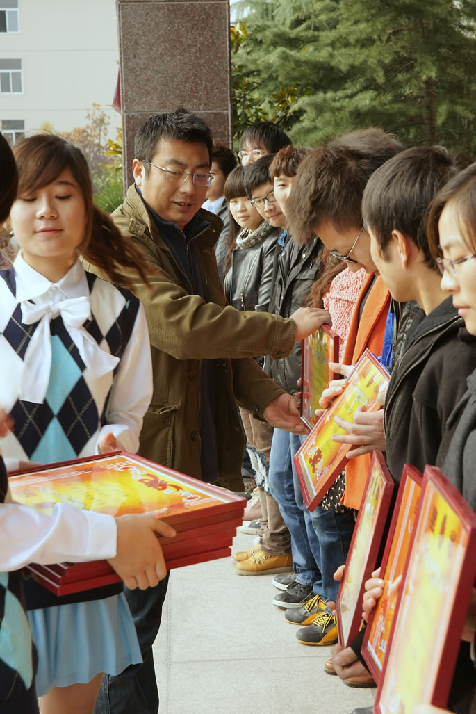 我们2010--2011学年评优奖先大会隆重举行 我们2010--2011学年评优奖先大会隆重举行