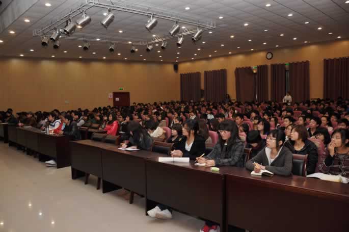 中原著名品牌策划师杨旭老师来我们讲座 中原著名品牌策划师杨旭老师来我们讲座
