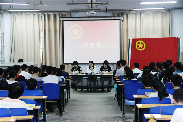 传递青春梦想,凝聚青春力量 —我们组织纪念“五四运动”入团宣誓仪式 传递青春梦想,凝聚青春力量 —我们组织纪念“五四运动”入团宣誓仪式