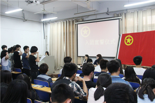 传递青春梦想,凝聚青春力量 —我们组织纪念“五四运动”入团宣誓仪式 传递青春梦想,凝聚青春力量 —我们组织纪念“五四运动”入团宣誓仪式