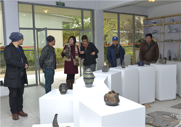 首届“中原国际陶瓷双年展”专家组莅临我们参观指导