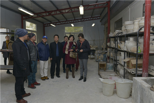 首届“中原国际陶瓷双年展”专家组莅临我们参观指导