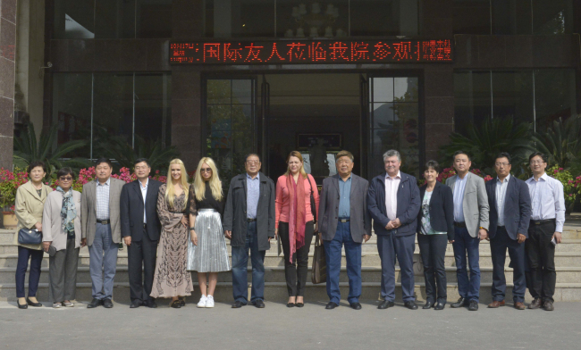 罗马尼亚考察团一行对我们进行友好访问