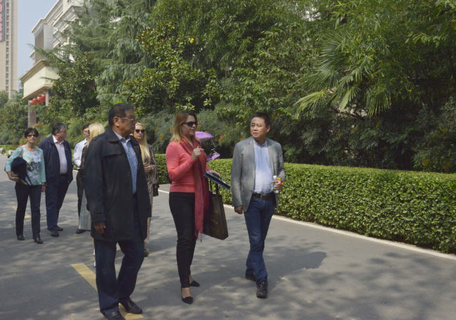 罗马尼亚考察团一行对我们进行友好访问