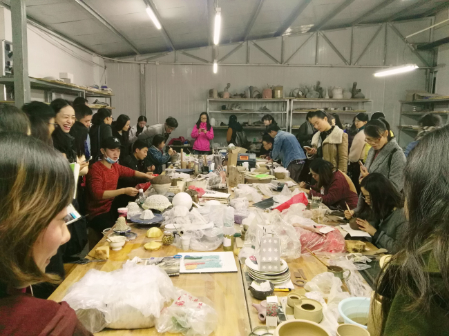 助推践行素质教育—郑东新区中小学美术教师一行参观我们造型艺术系