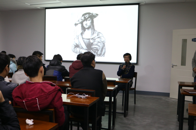 江南大学著名雕塑家徐诚一教授来我们讲学并被聘为客座教授 江南大学著名雕塑家徐诚一教授来我们讲学并被聘为客座教授
