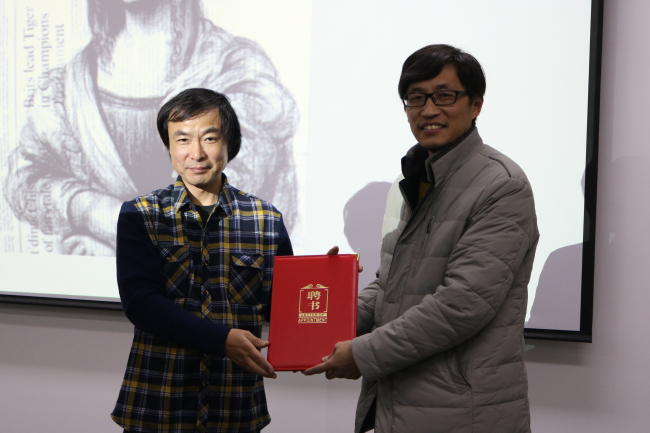 江南大学著名雕塑家徐诚一教授来我们讲学并被聘为客座教授 江南大学著名雕塑家徐诚一教授来我们讲学并被聘为客座教授