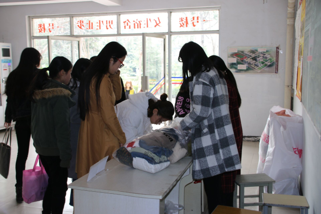 温暖传递 情深衣旧 —我们举行学雷锋活动之“雷励行动” 温暖传递 情深衣旧 —我们举行学雷锋活动之“雷励行动”