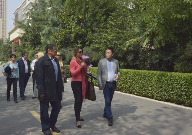 罗马尼亚考察团一行对我们进行友好访问 罗马尼亚考察团一行对我们进行友好访问
