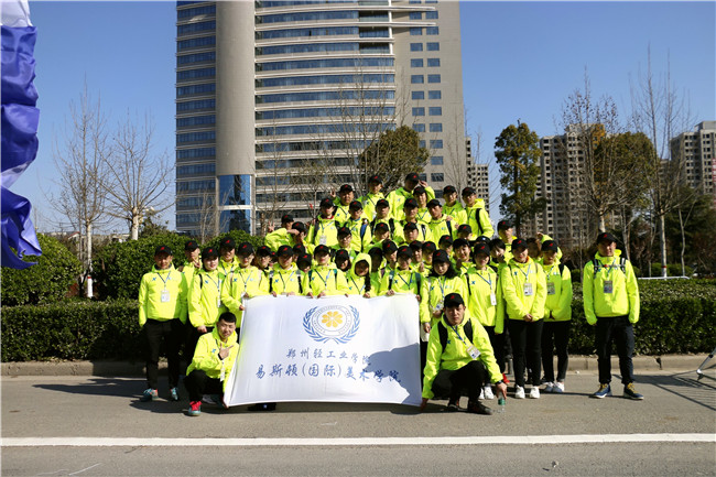 我们志愿者圆满完成第十一届郑开马拉松大赛服务工作 我们志愿者圆满完成第十一届郑开马拉松大赛服务工作