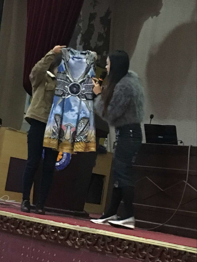 我们服装设计教学新尝试—独立设计师呙倚伊到我们讲学 我们服装设计教学新尝试—独立设计师呙倚伊到我们讲学