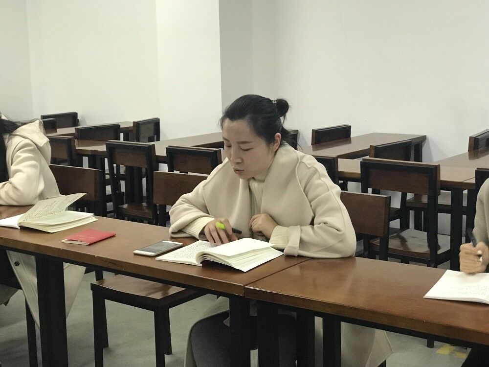 我们全体党员教师深入学习贯彻党的十九大精神——重温入党誓词 我们全体党员教师深入学习贯彻党的十九大精神——重温入党誓词