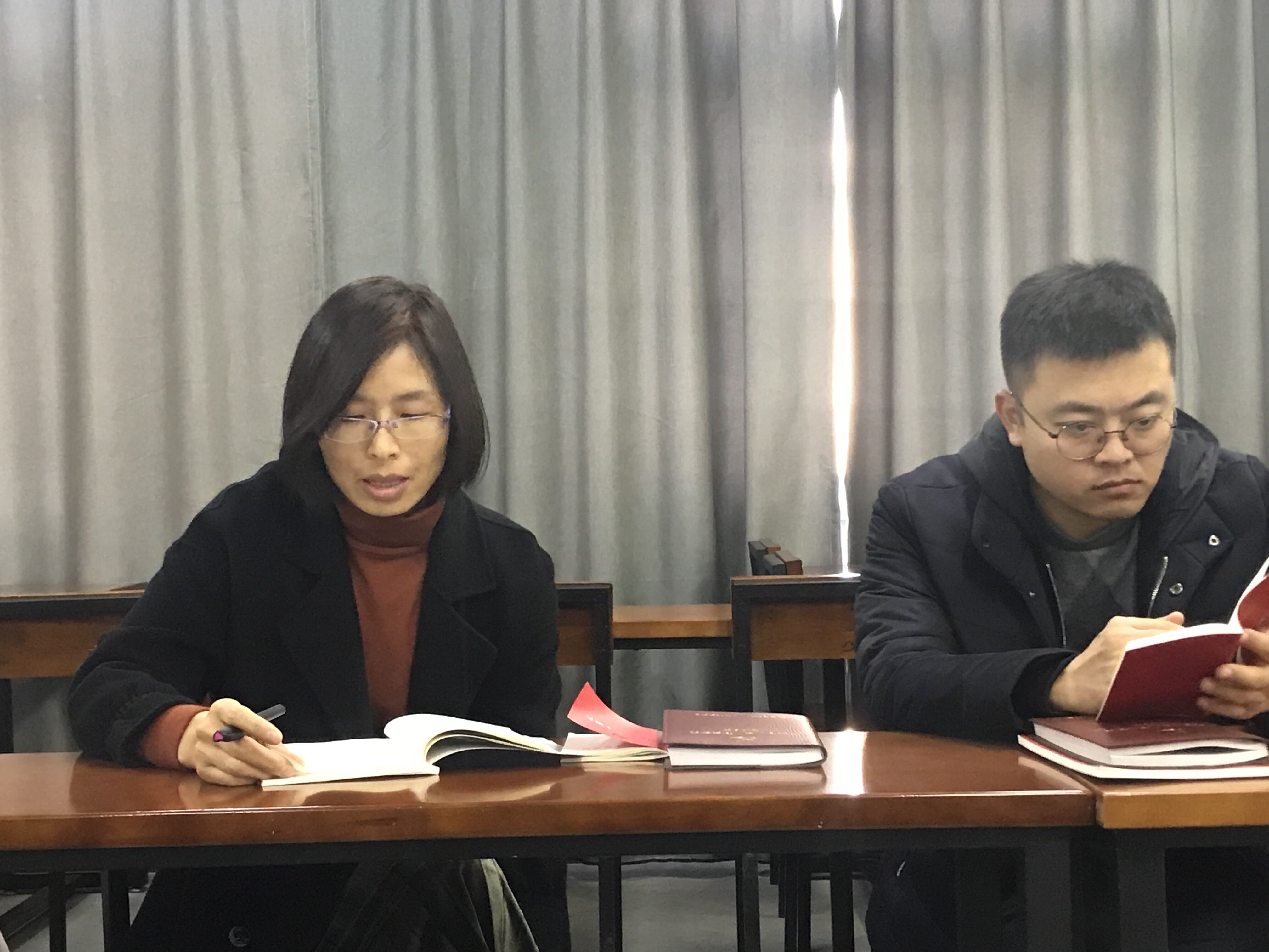 我们全体党员教师深入学习贯彻党的十九大精神——重温入党誓词 我们全体党员教师深入学习贯彻党的十九大精神——重温入党誓词