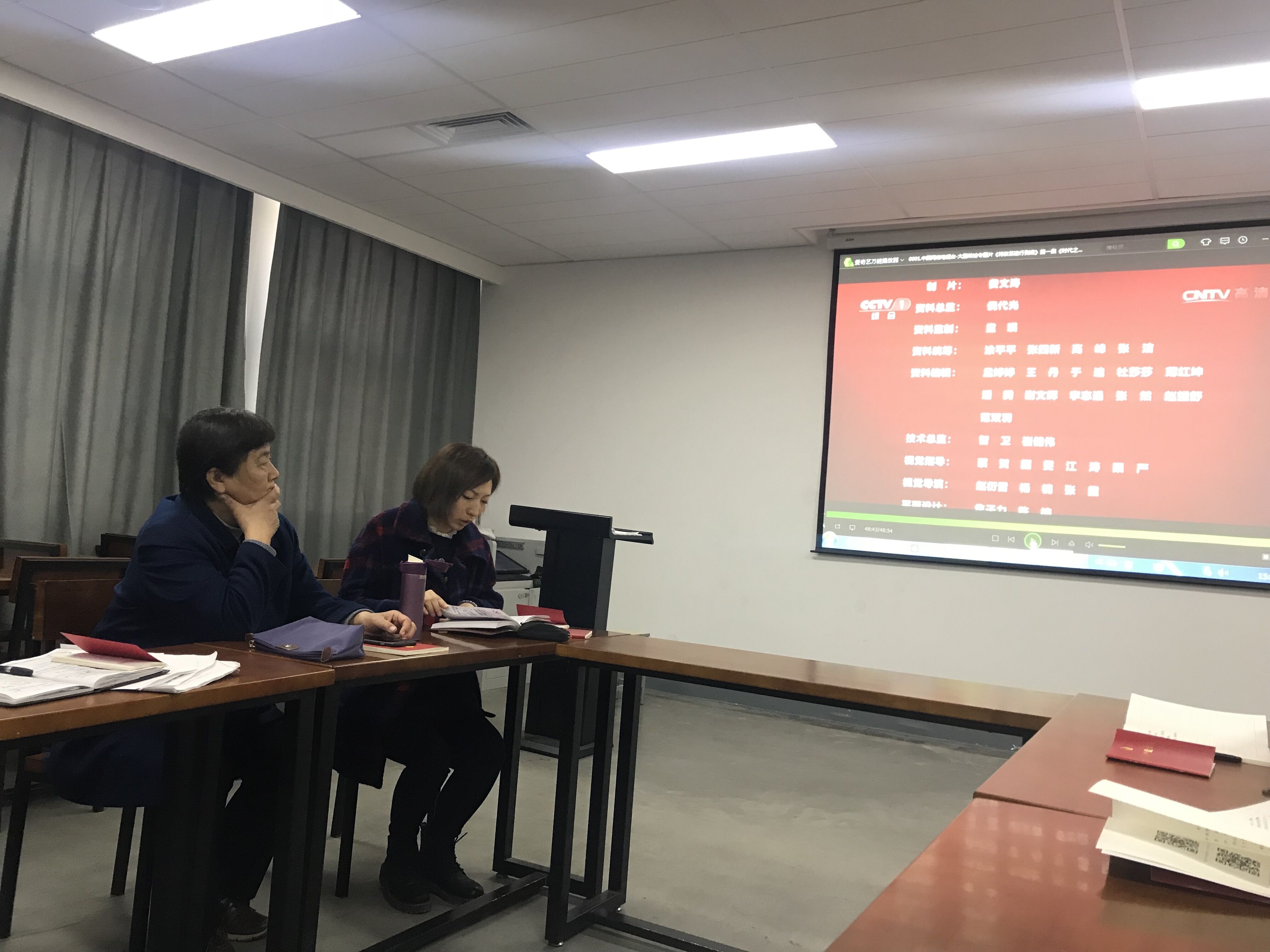 我们全体党员教师深入学习贯彻党的十九大精神——重温入党誓词 我们全体党员教师深入学习贯彻党的十九大精神——重温入党誓词